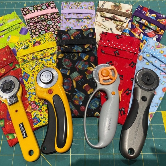 1 New Rotary Cutter Case Holder Pouch Travel Bag Handmade Sewing Themed Fabric - Picture 1 of 12